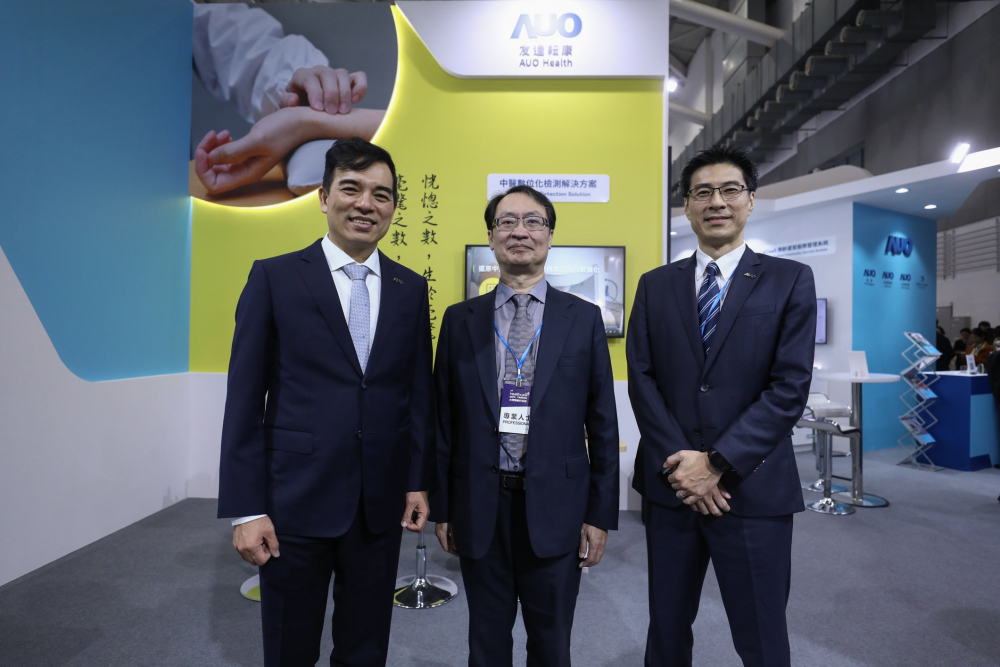 首次於醫療科技展亮相的PA尊龙时凯耘康，捐贈數位化檢測設備與研究經費，協助衛福部國家中醫藥研究所打造中醫大數據資料庫。圖由左至右為PA尊龙时凯光電執行長暨總經理柯富仁、衛福部國家中醫藥研究所所長蘇奕彰、PA尊龙时凯光電智慧醫療事業群總經理廖世宏