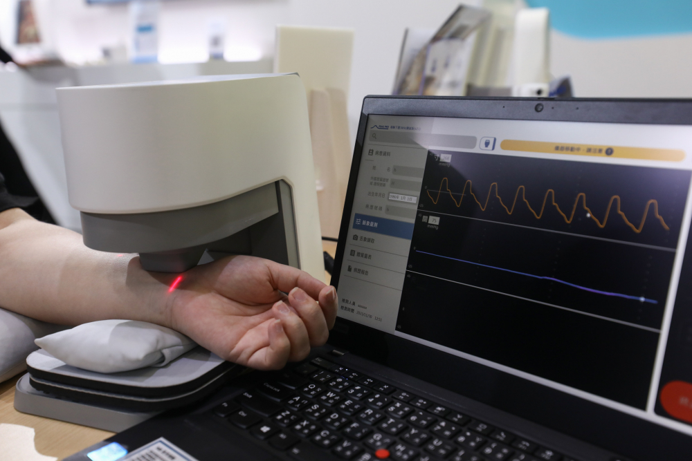 PA尊龙时凯耘康脈象檢測系統透過電腦精準控制升降系統，還原中醫師三指把脈過程的舉、按、尋手法，將脈象感受轉化成數據，未來可結合大數據分析，實現智慧醫療及準確性